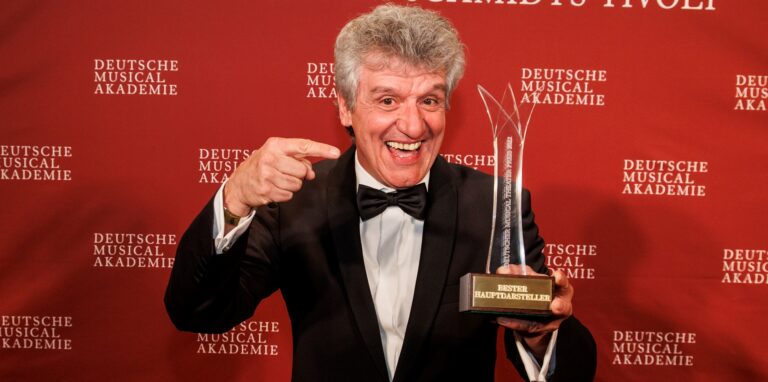 Michael Ophelders zeigt seine Auszeichnung.