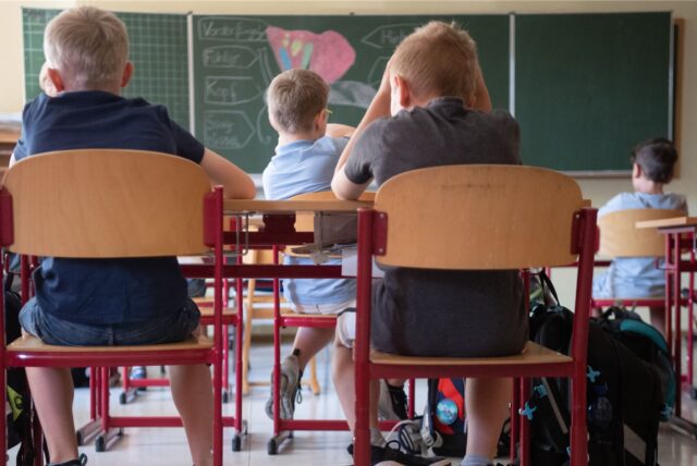 Schülerinnen und Schüler sitzen in einem Klassenraum der Grundschule im Lenninger Ortsteil Schopfloch.