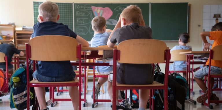 Schülerinnen und Schüler sitzen in einem Klassenraum der Grundschule im Lenninger Ortsteil Schopfloch.