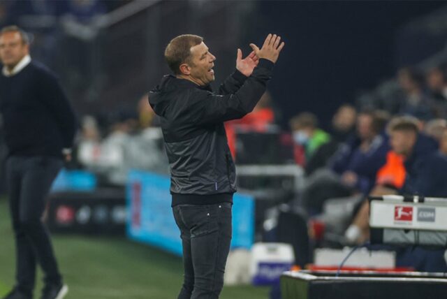 Cheftrainer Frank Kramer ärgert sich auf dem Platz.
