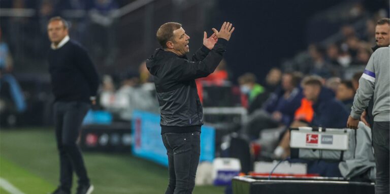 Cheftrainer Frank Kramer ärgert sich auf dem Platz.