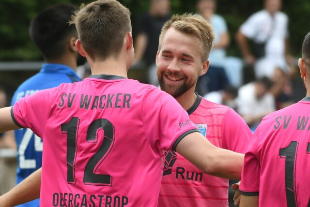 Kevin Holz (M) vom Westfalenligisten Wacker Obercastrop hat nach dem zehnten Spieltag den ersten Platz der Castrop-Rauxeler Torjäger-Tabelle übernommen.