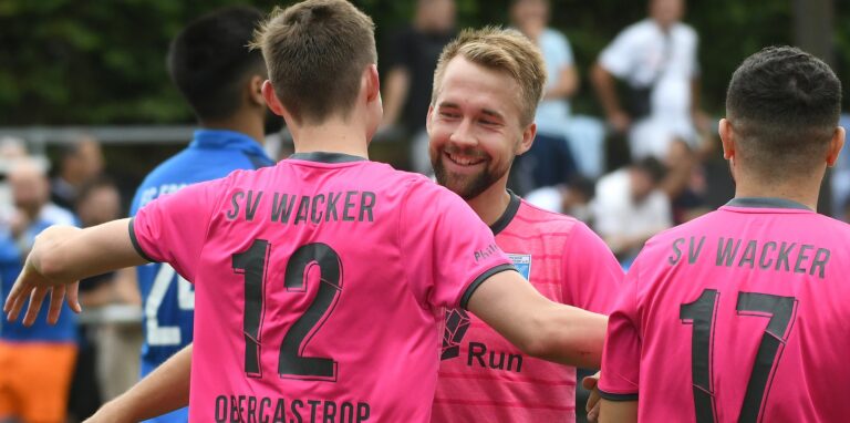 Kevin Holz (M) vom Westfalenligisten Wacker Obercastrop hat nach dem zehnten Spieltag den ersten Platz der Castrop-Rauxeler Torjäger-Tabelle übernommen.