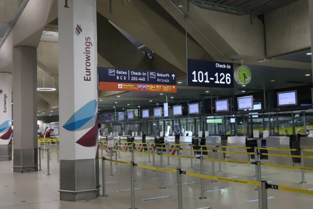 Leere Check-in-Schalter bei Eurowings.