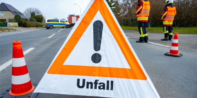 Ein Warndreieick steht nach einem Unfall auf einer Bundesstraße.