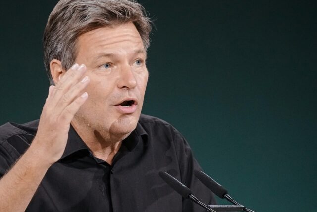 Robert Habeck (Bündnis 90/Die Grünen), Bundesminister für Wirtschaft und Klimaschutz, spricht beim Grünen-Bundesparteitag zu den Delegierten.
