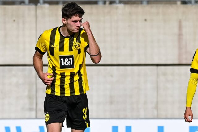 BVB-U23-Angreifer Moritz Broschinski ballt die Faust.