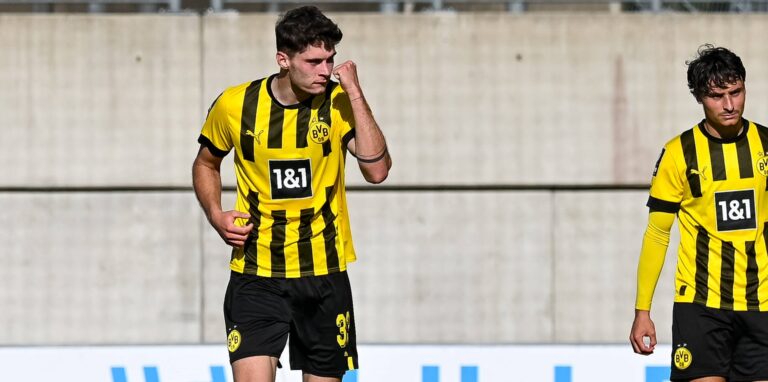BVB-U23-Angreifer Moritz Broschinski ballt die Faust.