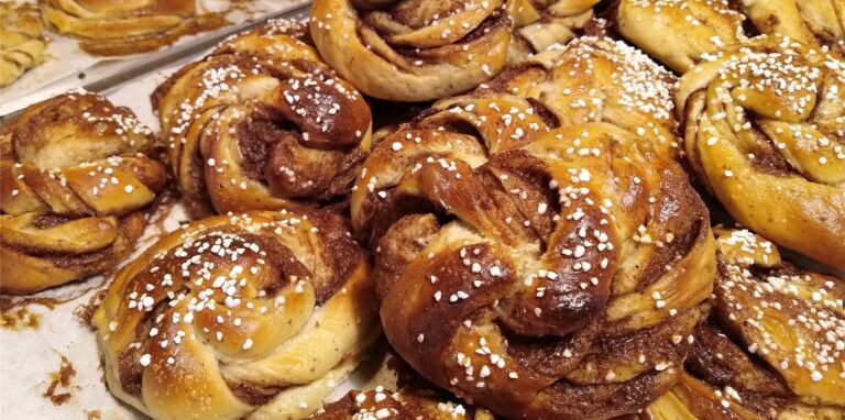 Zimtschnecken liegen in einer Auslage
