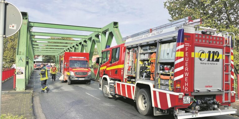 Viele Feuerwehrwagen stehen an der Lukasbrücke.