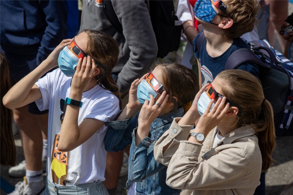 Die Sonne sollte nur mit speziellen Schutzbrillen betrachtet werden. Die Sonne sollte nur mit speziellen Schutzbrillen betrachtet werden.