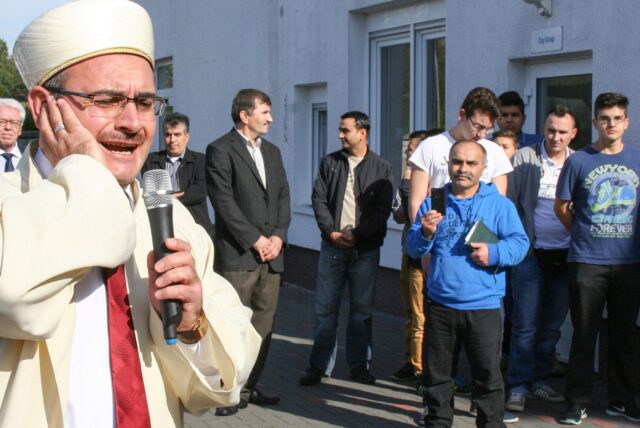 Der damalige Hodscha Ismael Dana vor der Ditib-Moschee beim Muezzinruf.