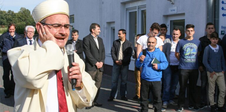 Der damalige Hodscha Ismael Dana vor der Ditib-Moschee beim Muezzinruf.