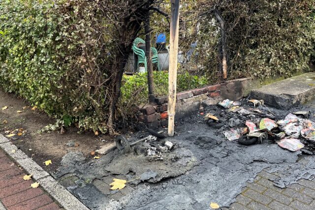 Im Urnenfeld wurde eine Mülltonne in Brand gesteckt.