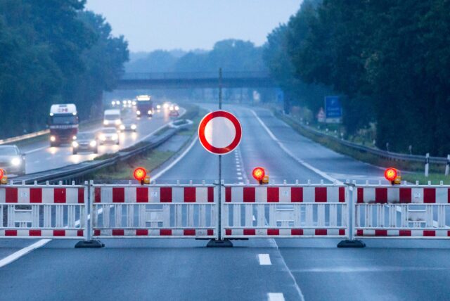 Absperrungen stehen auf der Autobahn 3 bei Wesel (Nordrhein-Westfalen).