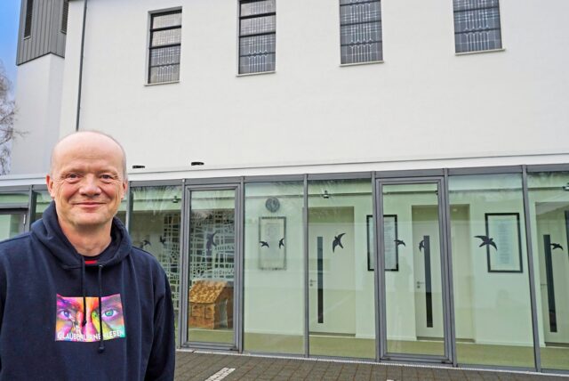Pfarrer Holger Möllenhoff steht vor der Dreifaltigkeitskirche der evangelischen Kirchengemeinde Waltrop.