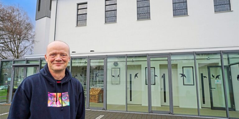 Pfarrer Holger Möllenhoff steht vor der Dreifaltigkeitskirche der evangelischen Kirchengemeinde Waltrop.
