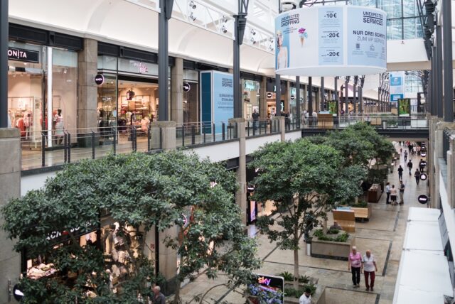 Passanten gehen durch das Einkaufscenter «Centro» in Oberhausen (Nordrhein-Westfalen).