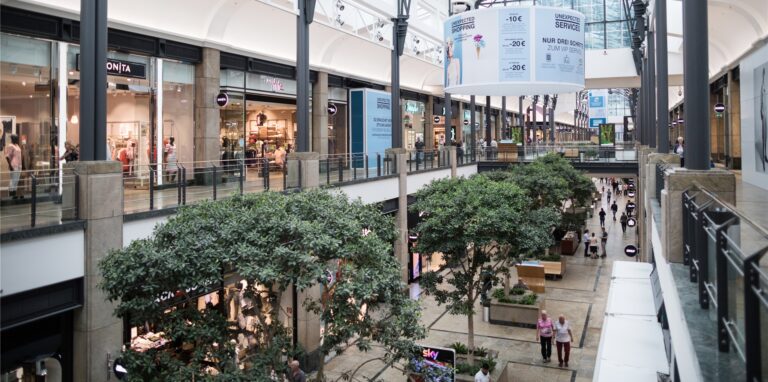 Passanten gehen durch das Einkaufscenter «Centro» in Oberhausen (Nordrhein-Westfalen).
