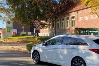 Die Anzeigetafel unterhalb des Tempo-30-Schildes, ob man gedankenvoll oder gedankenlos hinter dem Steuer sitzt.