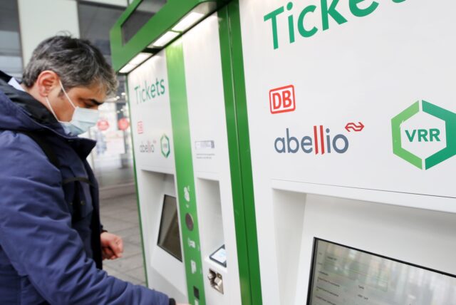 An einem Kartenautomaten des Verkehrsverbundes Rhein-Ruhr (VRR) kauft sich ein Fahrgast ein Ticket.