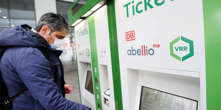 An einem Kartenautomaten des Verkehrsverbundes Rhein-Ruhr (VRR) kauft sich ein Fahrgast ein Ticket.