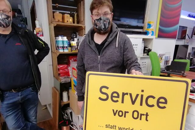 Detlef und Matthias Kipar im Verkaufsraum des Fachgeschäfts. Auf einem Schild steht: „Service vor Ort statt world wide weg“.