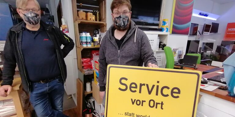 Detlef und Matthias Kipar im Verkaufsraum des Fachgeschäfts. Auf einem Schild steht: „Service vor Ort statt world wide weg“.