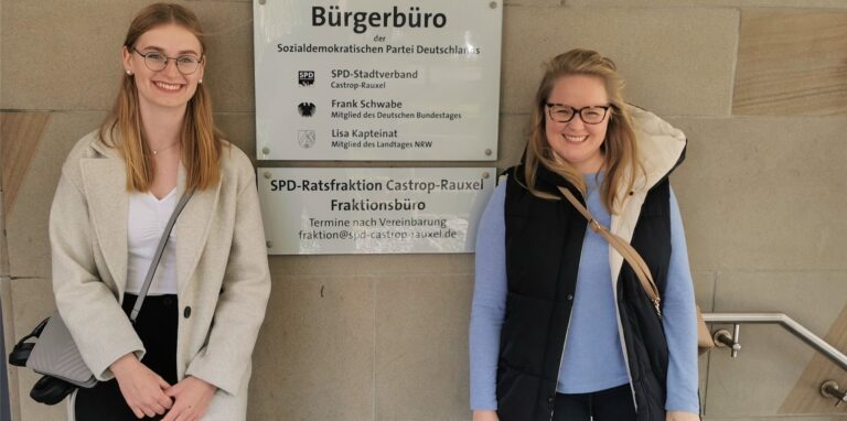 Leonie Sassenhagen und Lisa Kapteinat vor dem SPD-Büro.