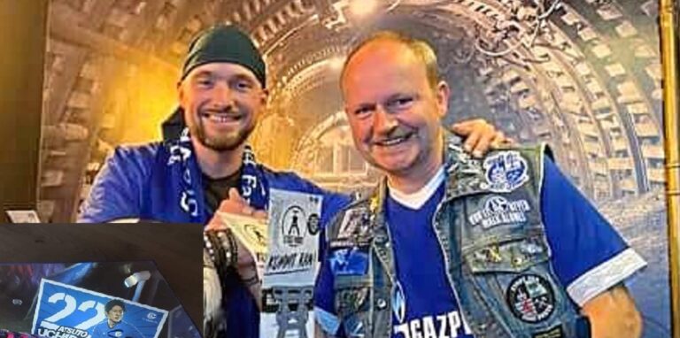 Michael Tewes und Burkhard Stankowski aus Oer-Erkenschwick in Schalke-Fankleidung