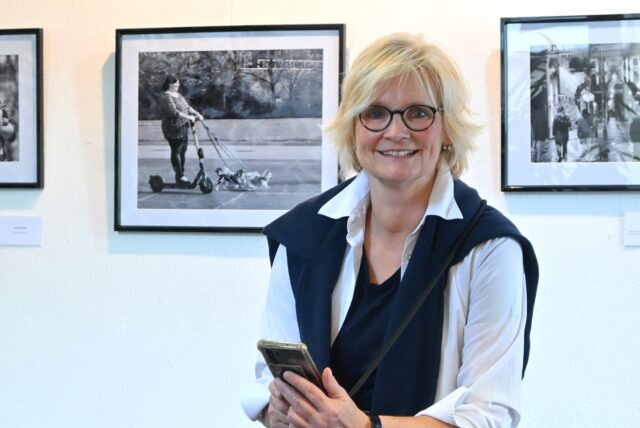 Birgit Hofzumberge in der Ausstellung in der Bürgerhaus-Galerie