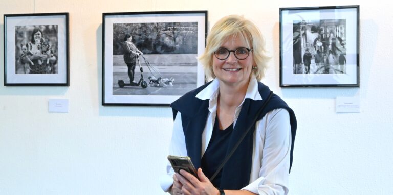 Birgit Hofzumberge in der Ausstellung in der Bürgerhaus-Galerie