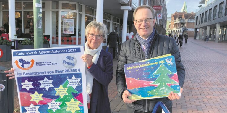 Mechthild Nuhnen und Ludger Suttmeyer von der Bürgerstiftung EmscherLippe-Land machen Werbung für den Guter-Zweck-Adventskalender.