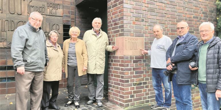 Franz Josef Durkowiak, Cäcilia Braukmann, Margarita Fischer, Wolfgang Kullik, Andreas Pieper, Johannes Giering und Wolfgang Nölle vor dem Grundstein der Marienkirche.