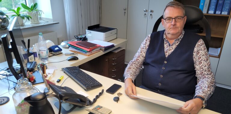 Heinz Schnettger, Stellvertreter des Bürgermeisters und Kämmerer der Stadt Oer-Erkenschwick, sitzt an seinem Schreibtisch.