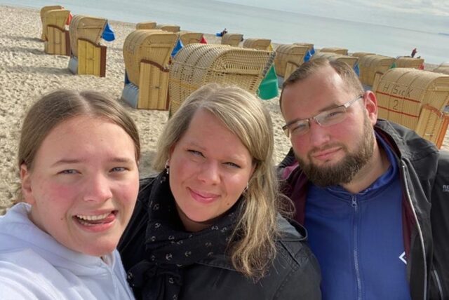 Celina Bliemester  (CRPS) und ihre Eltern Sabrina und René.