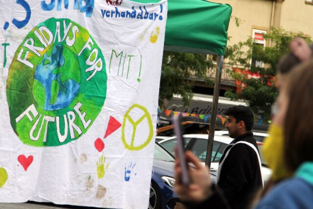 Ein Green Monday hilft dem eigenen Geldbeutel und dem Klima. Für Letzteres gingen am 23. September 2022 viele Menschen in Castrop-Rauxel auf die Straße. (Archivbild)