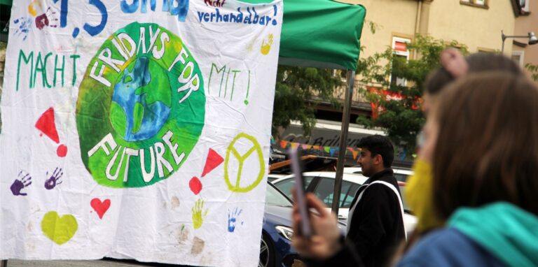 Ein Green Monday hilft dem eigenen Geldbeutel und dem Klima. Für Letzteres gingen am 23. September 2022 viele Menschen in Castrop-Rauxel auf die Straße. (Archivbild)