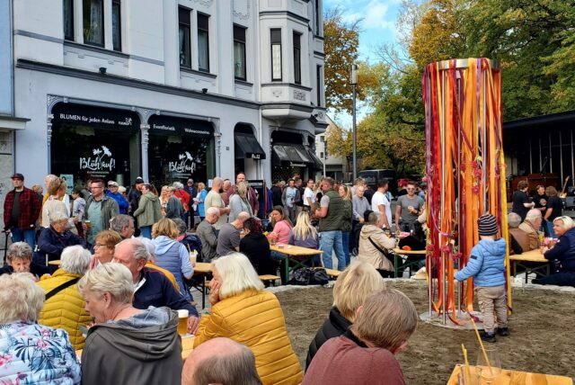 Menschen auf einem Platz in Recklinghausen