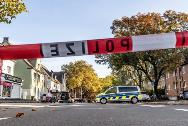 Ein Absperrband der Polizei sichert den Ort, an dem Polizeibeamten wegen eines mutmaßlichen Randalierers in Dorstfeld zugegen waren.