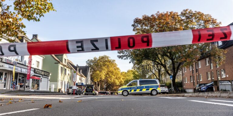 Ein Absperrband der Polizei sichert den Ort, an dem Polizeibeamten wegen eines mutmaßlichen Randalierers in Dorstfeld zugegen waren.