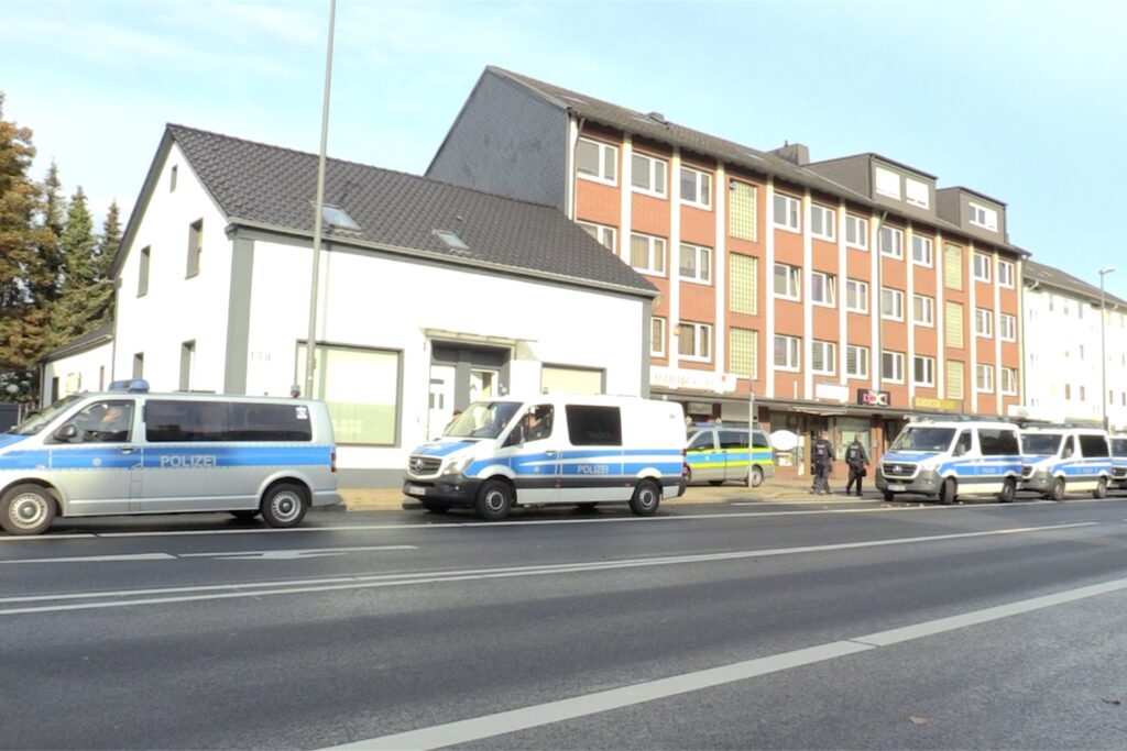 Die Polizei war mit großem Aufgebot vor Ort in Herne an der Bochumer Straße. Die Polizei war mit großem Aufgebot vor Ort in Herne an der Bochumer Straße.