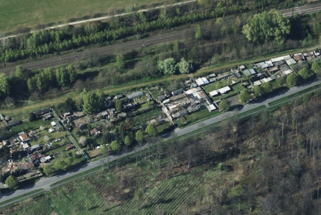 Das Luftbild zeigt die Bebauung der Außenfläche mit Gartenlauben und anderen Bauten.