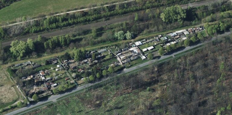 Das Luftbild zeigt die Bebauung der Außenfläche mit Gartenlauben und anderen Bauten.