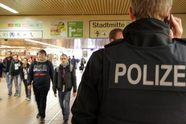Nach einer Schlägerei wurde der Geschädigte mit auf die Wache der Bundespolizei genommen – doch nach der Anzeigenaufnahme wollte nicht gehen. (Symbolbild)