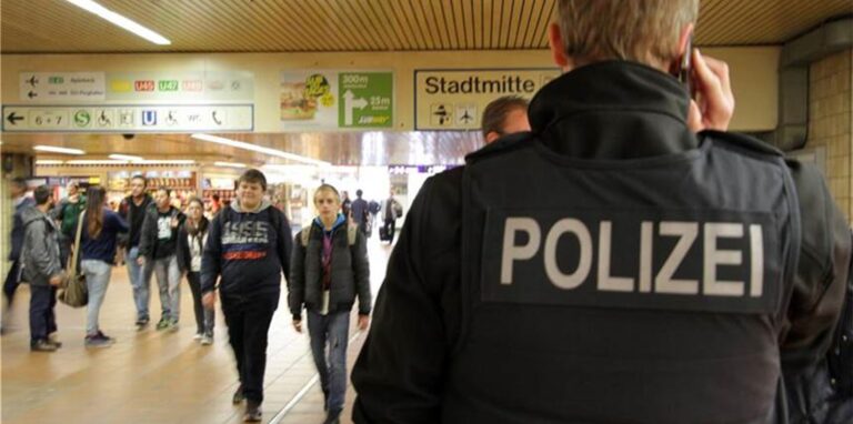 Nach einer Schlägerei wurde der Geschädigte mit auf die Wache der Bundespolizei genommen – doch nach der Anzeigenaufnahme wollte nicht gehen. (Symbolbild)