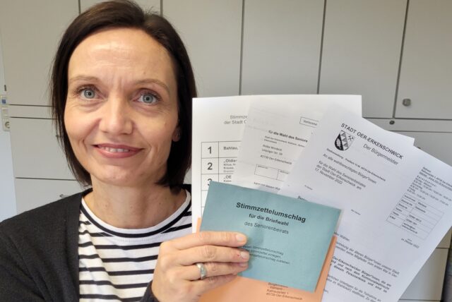 Anika Windeck präsentiert den Inhalt des Wahlbriefs für die in Oer-Erkenschwick bald anstehende Seniorenbeiratswahl.