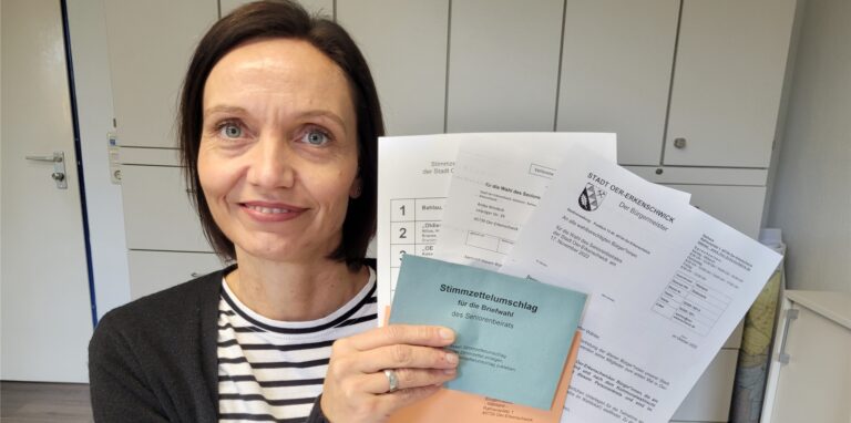 Anika Windeck präsentiert den Inhalt des Wahlbriefs für die in Oer-Erkenschwick bald anstehende Seniorenbeiratswahl.