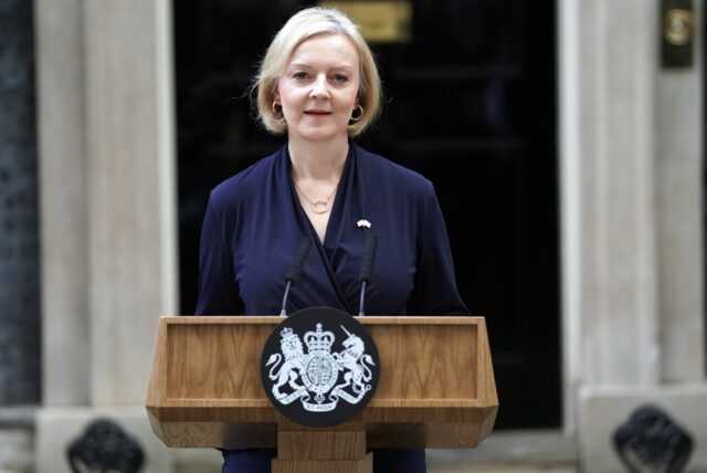 Liz Truss bei ihrer Erklärung zum Rücktritt vor ihrem Amtssitz an 10 Downing Street.