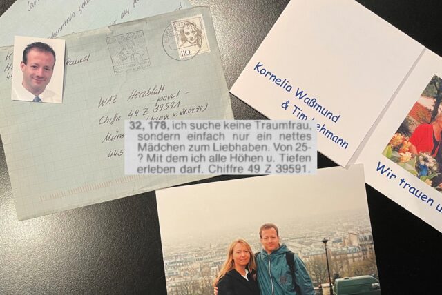 Ein Brief, ein Passfoto, eine Kontaktanzeige, die Hochzeitseinladung mit Foto und ein Foto mit einem Paar in Paris.